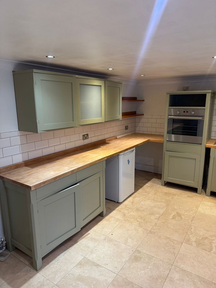 Sage shaker freestanding kitchen units with oak worktops